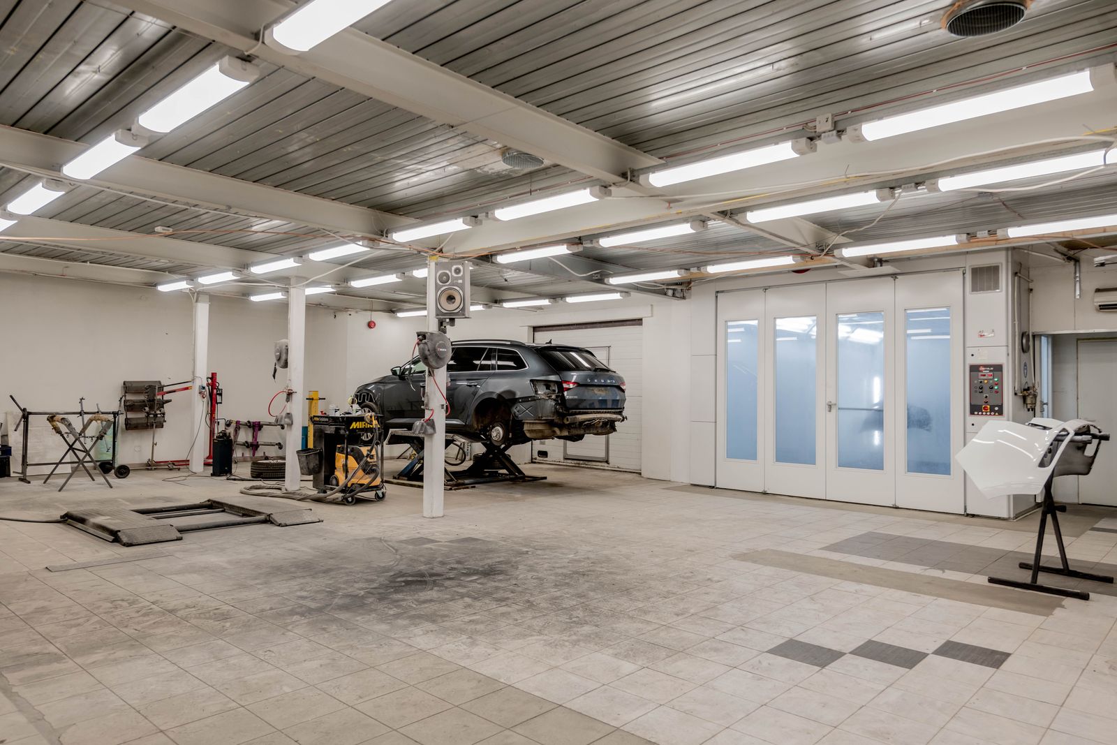 Cabină de vopsitorie auto într-un centru de daune