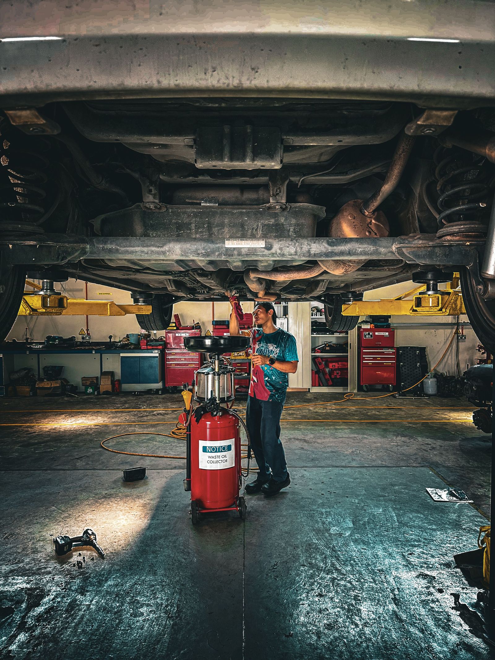 Interiorul unei hale de service auto pregătită pentru constatări