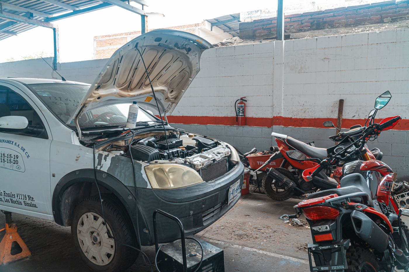 Mașină avariată în așteptarea tractării către service